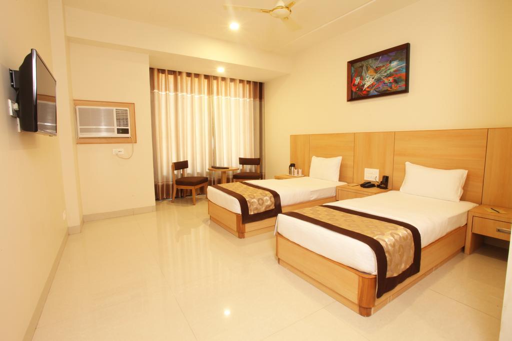 Wingston A Treehouse Hotel Goverdhan Radha Kund Bilik gambar