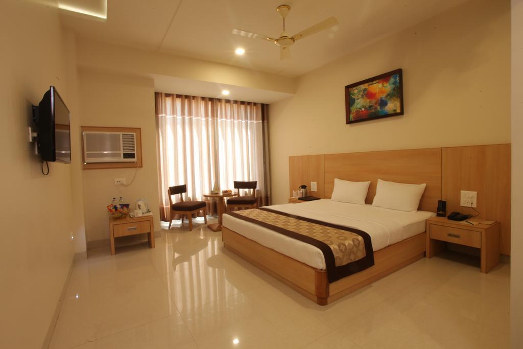 Wingston A Treehouse Hotel Goverdhan Radha Kund Bilik gambar
